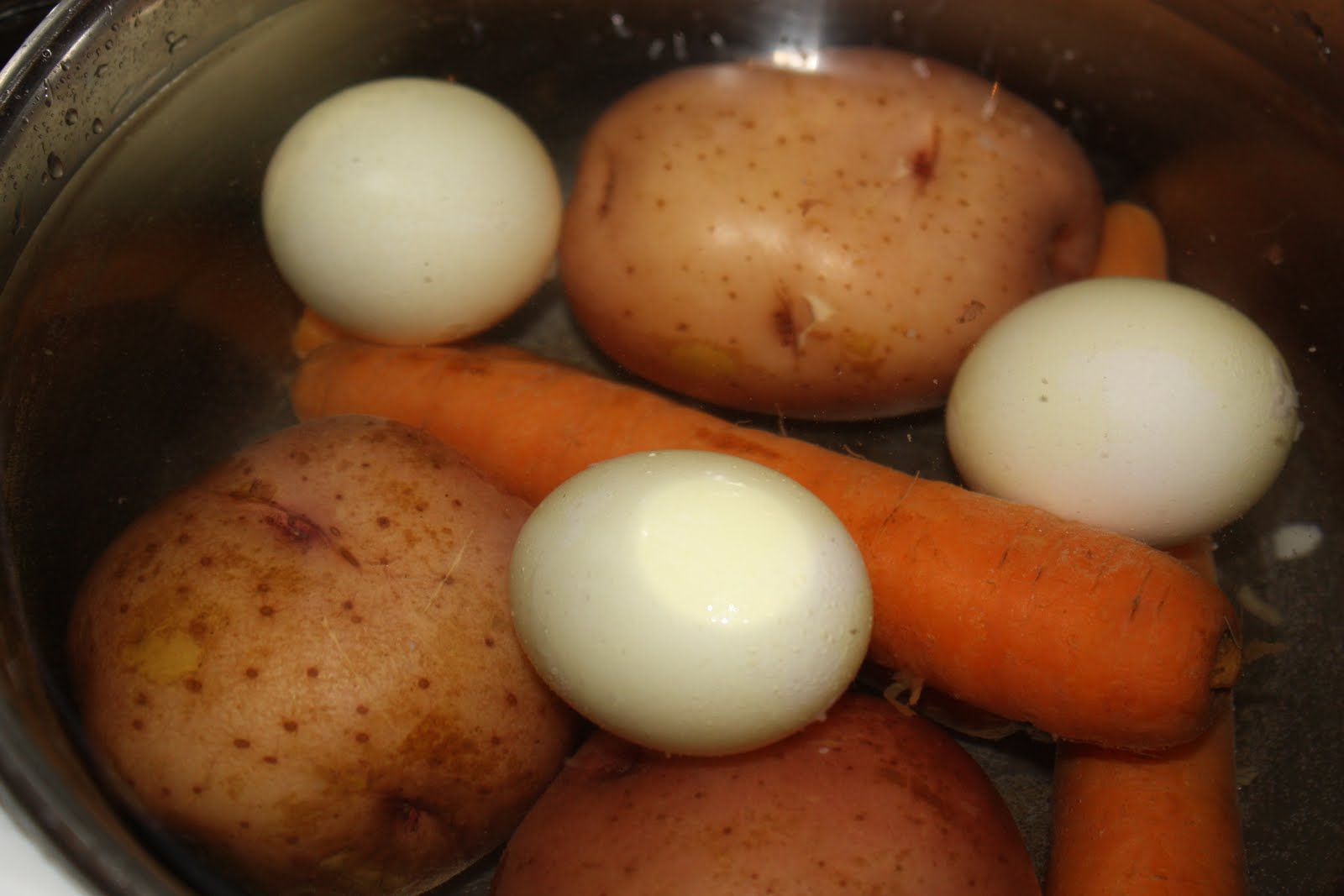 Вареные картофель и морковь